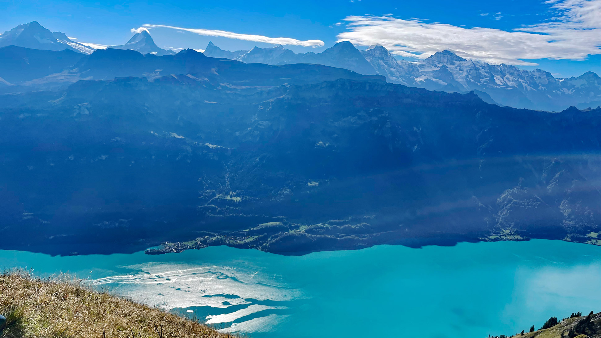 Auf dem Gipfel des Augstmatthorns wird man mit einem fantastischen Panorama belohnt.