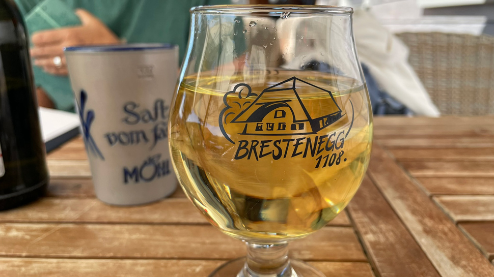 Auf der Brestenegg lädt eine gemütliche Alpwirtschaft zu Speis und Trank.