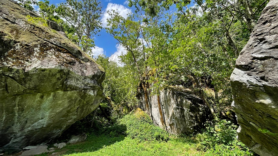 Immer wieder passiert man entlang der Wanderroute riesige Felsbrocken, die im Talgrund herumliegen.