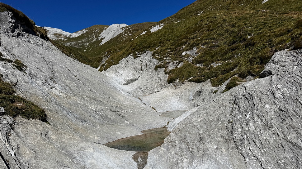 Die Gletschermühlen bei der Alp Mora bestehen aus rund zwanzig Strudeltöpfen.