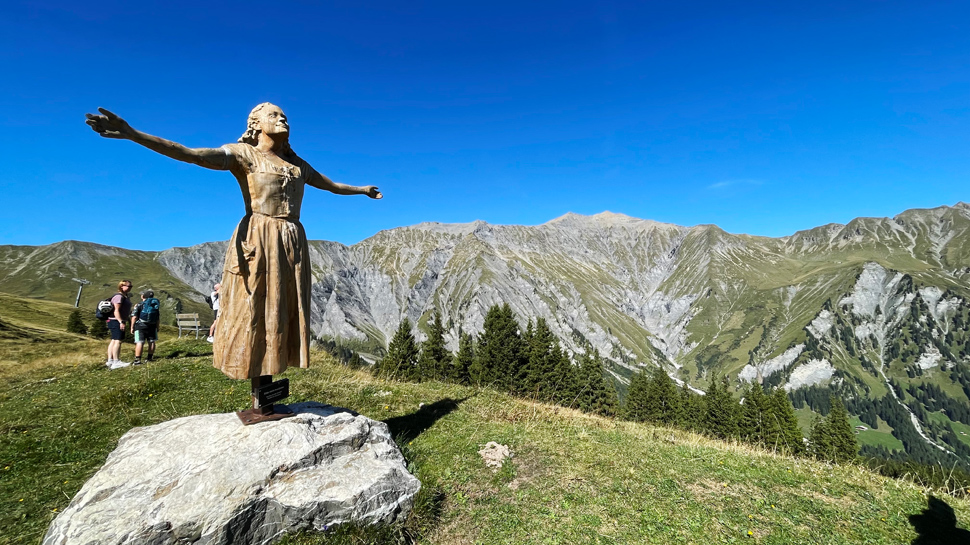 Holzskulptur der Kultfigur des Vogellisis auf dem Sillerenbühl.